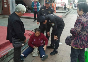 七旬老人摔倒，熱心特保伸援手 --惠南市容項(xiàng)目救助受傷老人