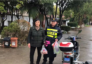 迷路老人神情慌，宗保特保來幫忙 --長興島項(xiàng)目將迷路老人送回家