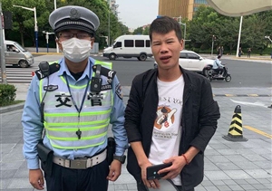 失主大意丟手機(jī) 輔警歸還獲稱(chēng)贊--閔行虹橋交通輔警撿到手機(jī)