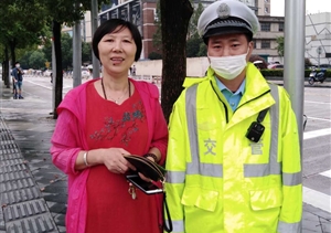 地鐵執(zhí)勤撿到包  及時(shí)歸還獲稱(chēng)贊--閔行虹橋交管輔警項(xiàng)目隊(duì)員撿到