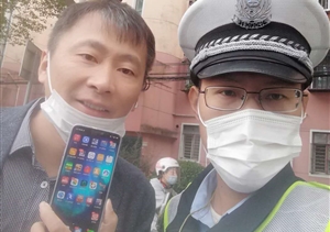 輔警護(hù)校撿手機(jī)  拾金不昧歸原主--虹橋交通輔警項(xiàng)目隊(duì)員撿到手機(jī)