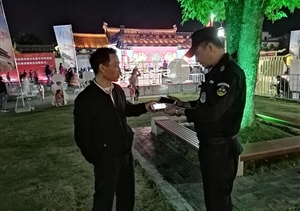 輔警巡邏撿手機(jī)  歸還失主獲稱贊--黃山歙縣市容項目隊員撿到手機(jī)