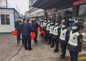 春節(jié)慰問到一線 溫情匯聚隔離點 —陸家嘴公安處領導到隔離點慰問