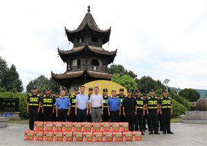 黃山區(qū)城市管理行政執(zhí)法局局長慰問宗保隊(duì)員